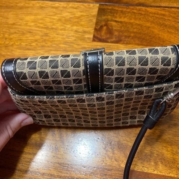 Patterned small wristlet. - Picture 3 of 9